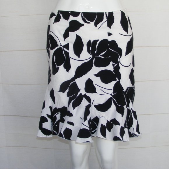 White House Black Market Dresses & Skirts - WHBM Skirt, 4, White/Black leaf print, Side Zipper,